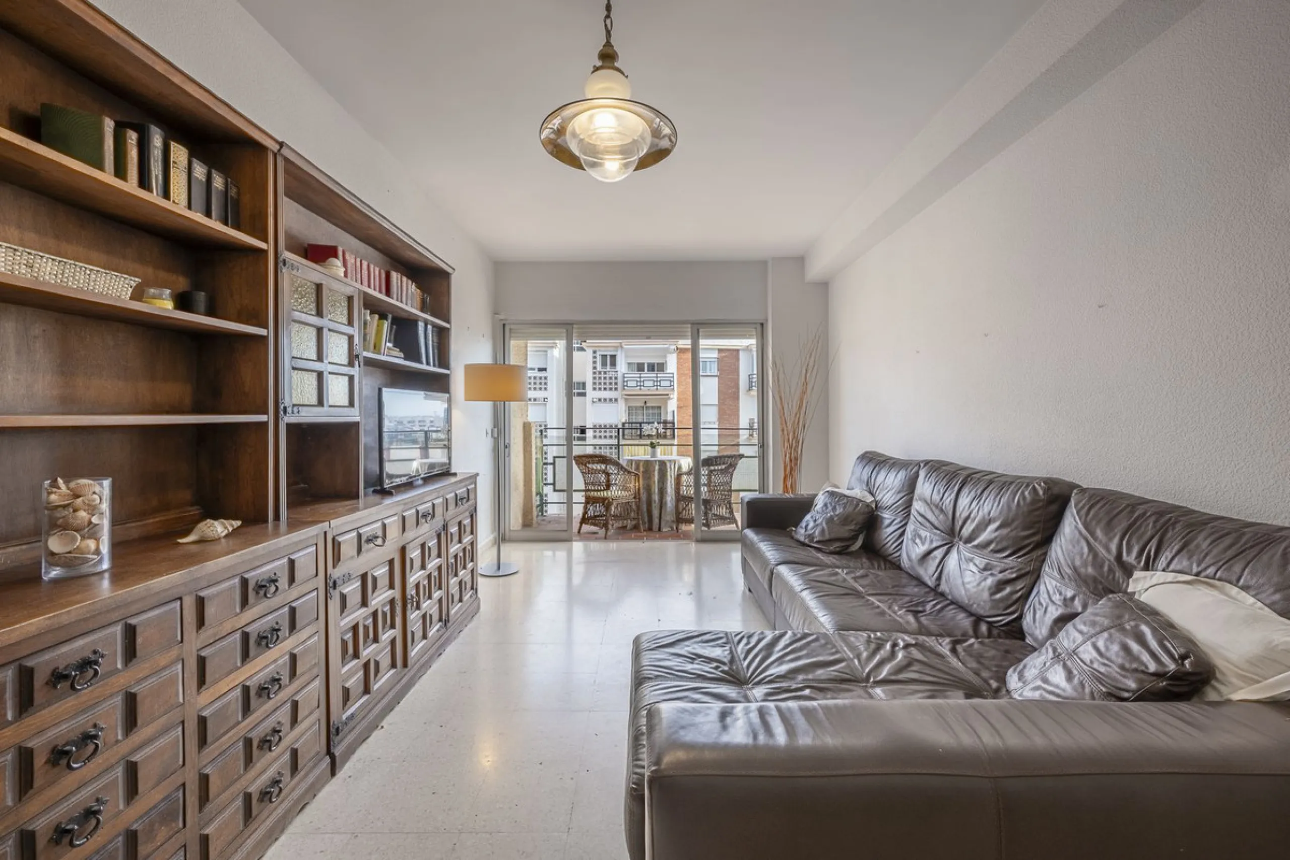 Discover this bright, top-floor apartment with a privileged orientation offering panoramic views of the sea, mountains, and the town of Fuengirola.