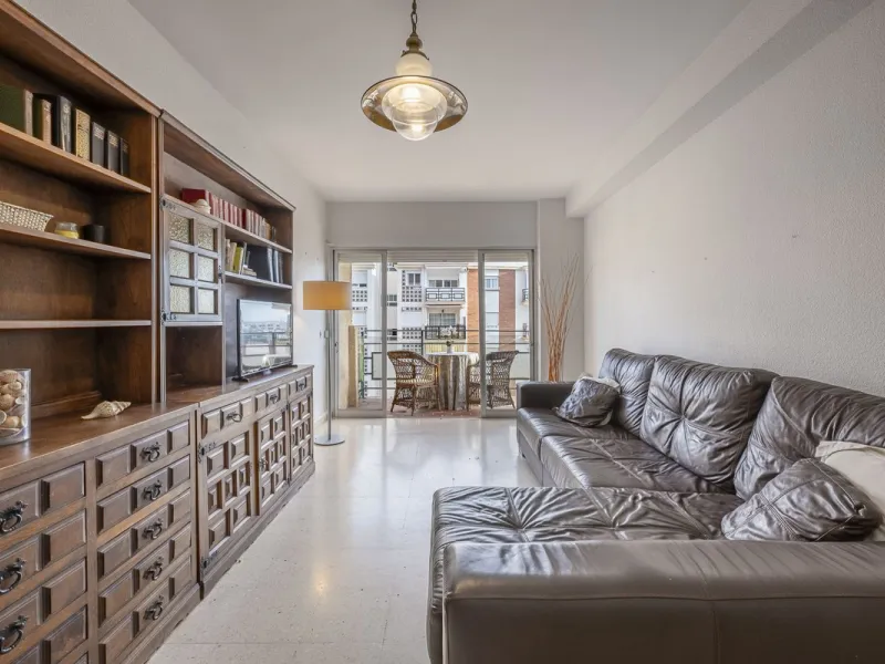 Discover this bright, top-floor apartment with a privileged orientation offering panoramic views of the sea, mountains, and the town of Fuengirola.