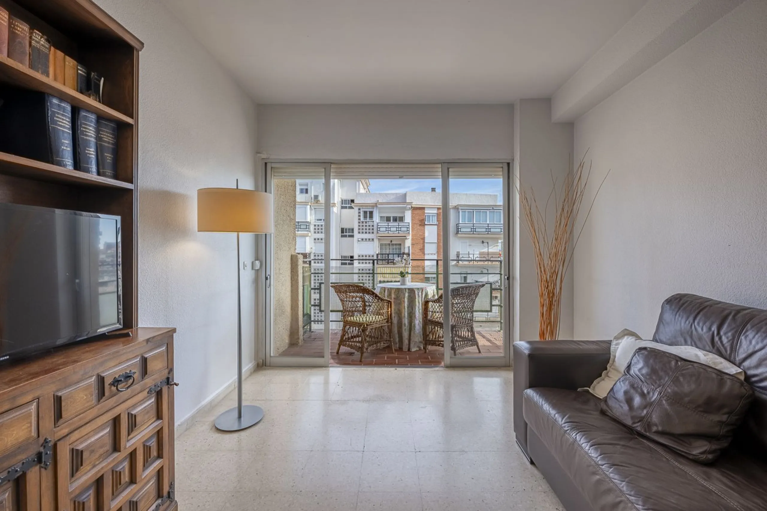 Discover this bright, top-floor apartment with a privileged orientation offering panoramic views of the sea, mountains, and the town of Fuengirola.