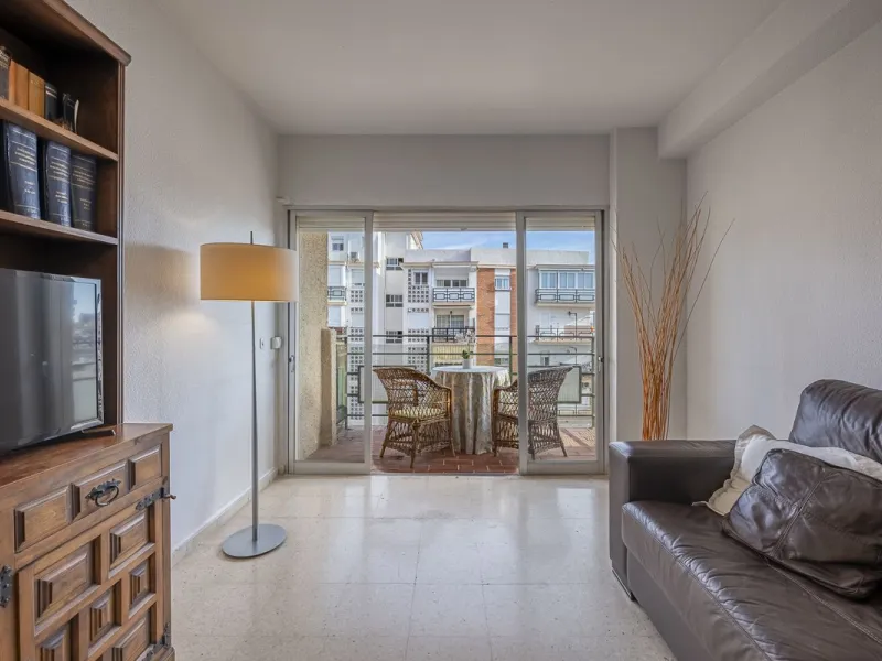 Discover this bright, top-floor apartment with a privileged orientation offering panoramic views of the sea, mountains, and the town of Fuengirola.