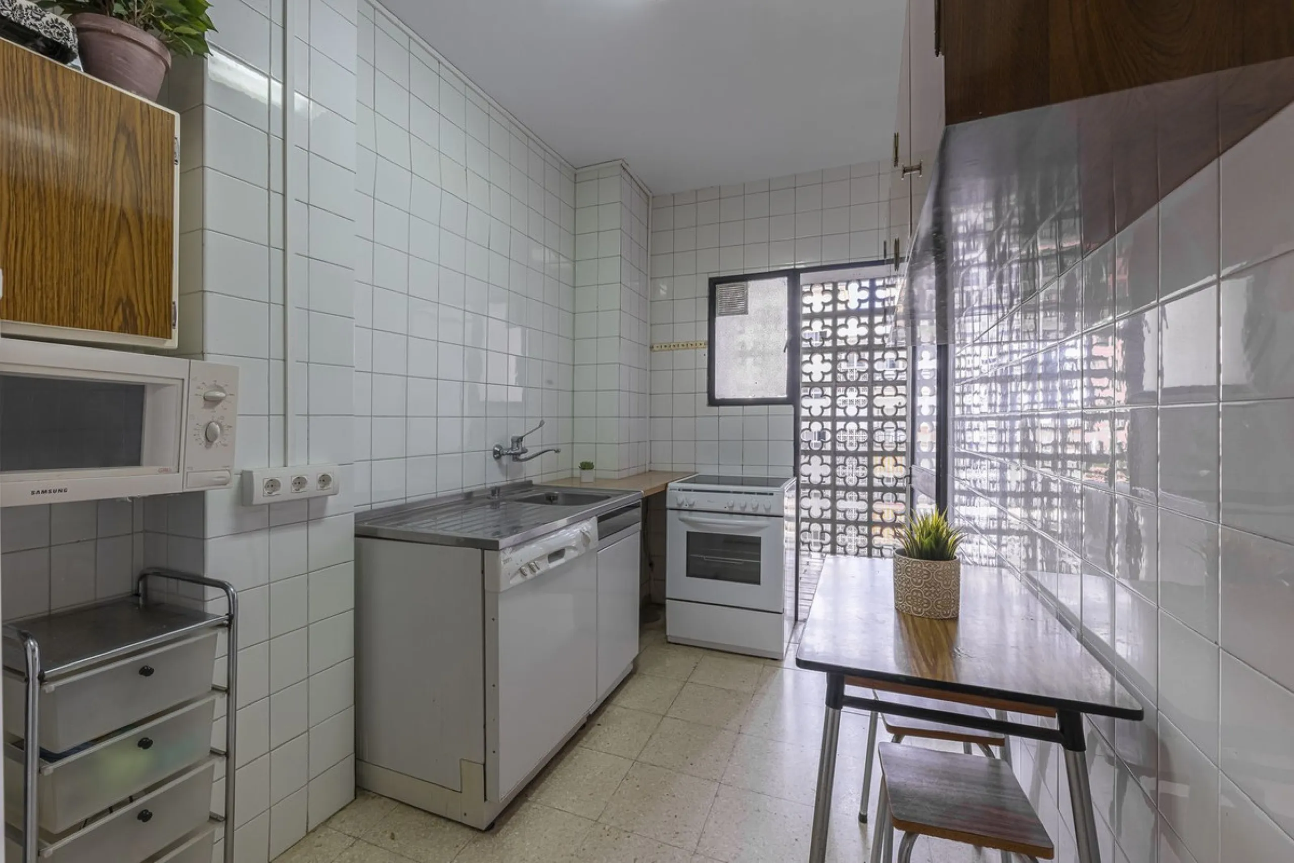Discover this bright, top-floor apartment with a privileged orientation offering panoramic views of the sea, mountains, and the town of Fuengirola.