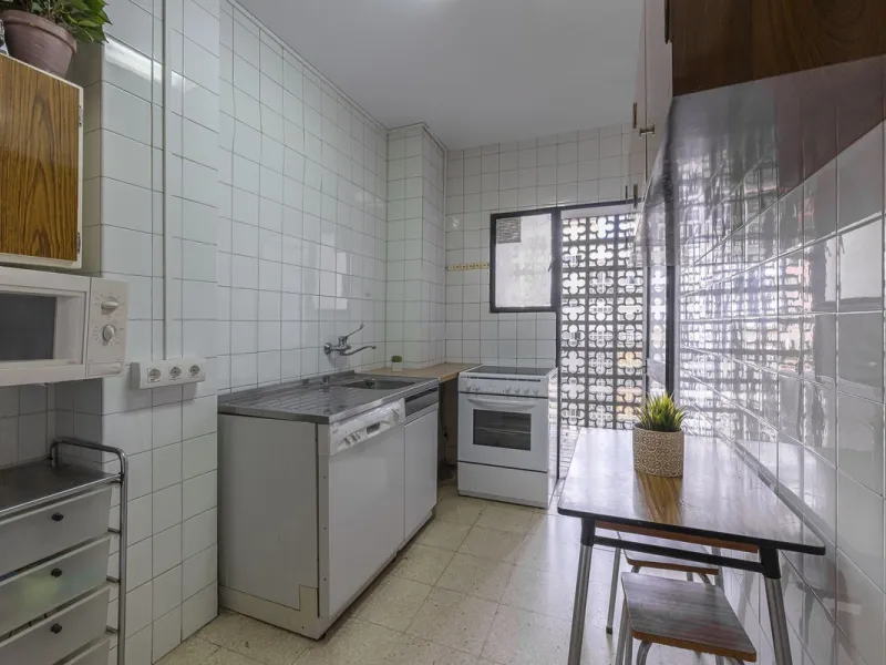 Discover this bright, top-floor apartment with a privileged orientation offering panoramic views of the sea, mountains, and the town of Fuengirola.