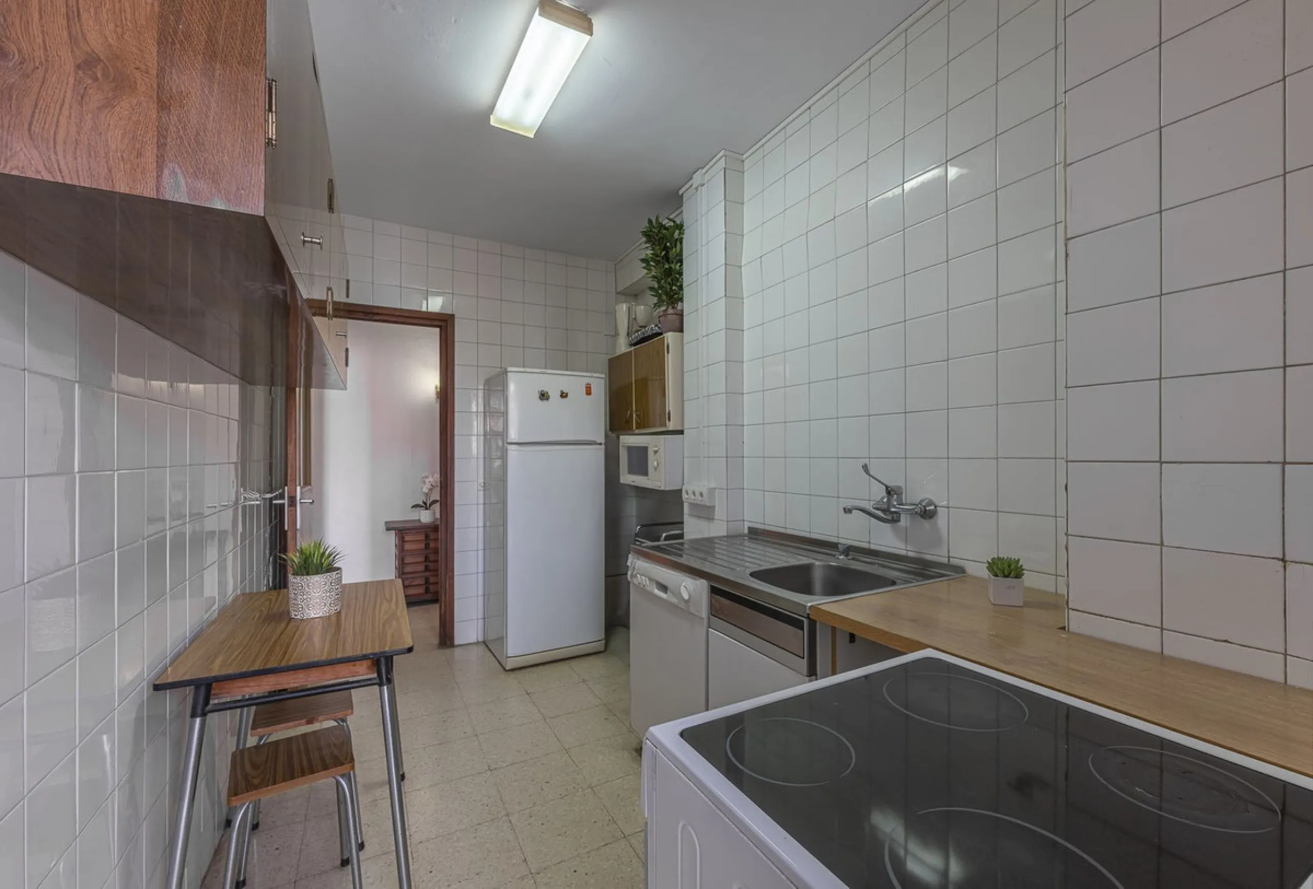 Discover this bright, top-floor apartment with a privileged orientation offering panoramic views of the sea, mountains, and the town of Fuengirola.