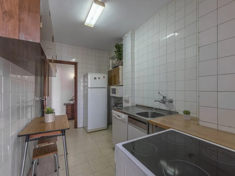 Discover this bright, top-floor apartment with a privileged orientation offering panoramic views of the sea, mountains, and the town of Fuengirola.