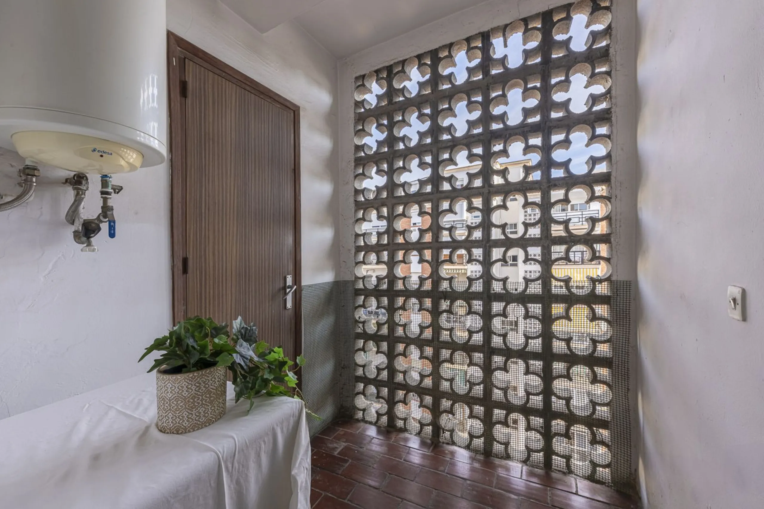 Discover this bright, top-floor apartment with a privileged orientation offering panoramic views of the sea, mountains, and the town of Fuengirola.