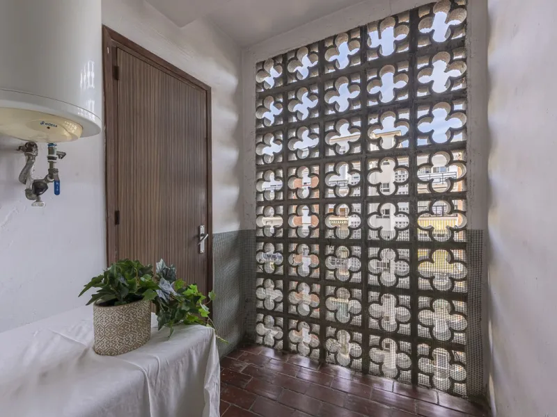 Discover this bright, top-floor apartment with a privileged orientation offering panoramic views of the sea, mountains, and the town of Fuengirola.