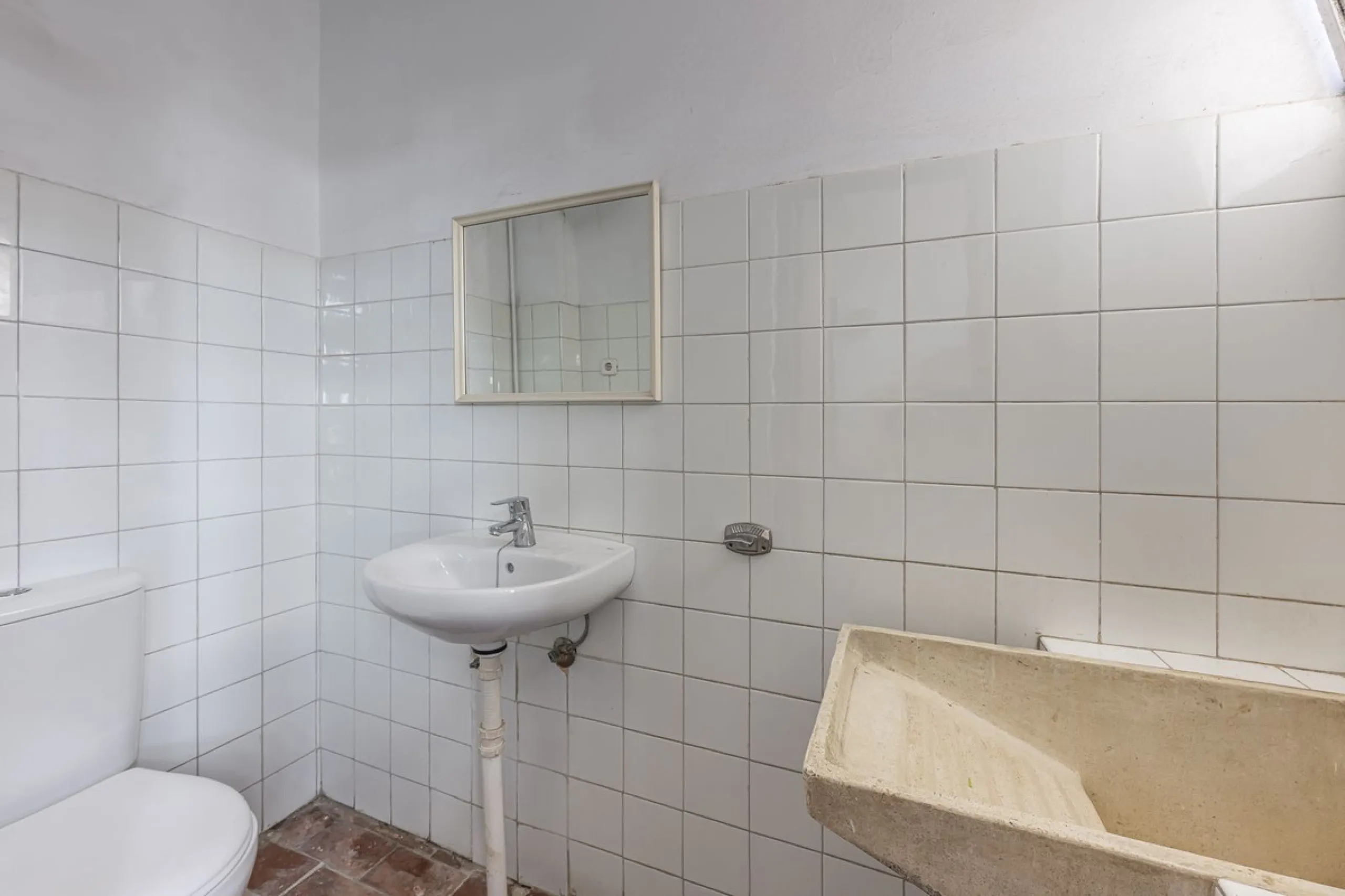 Discover this bright, top-floor apartment with a privileged orientation offering panoramic views of the sea, mountains, and the town of Fuengirola.