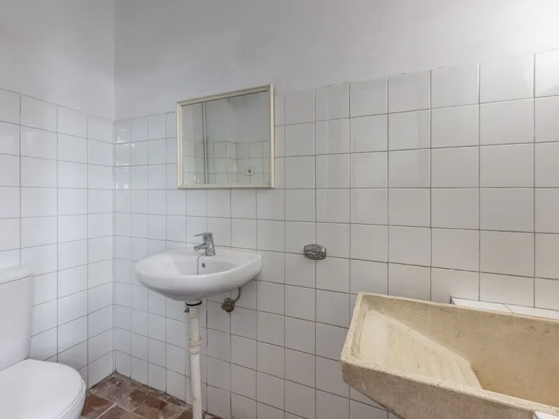 Discover this bright, top-floor apartment with a privileged orientation offering panoramic views of the sea, mountains, and the town of Fuengirola.
