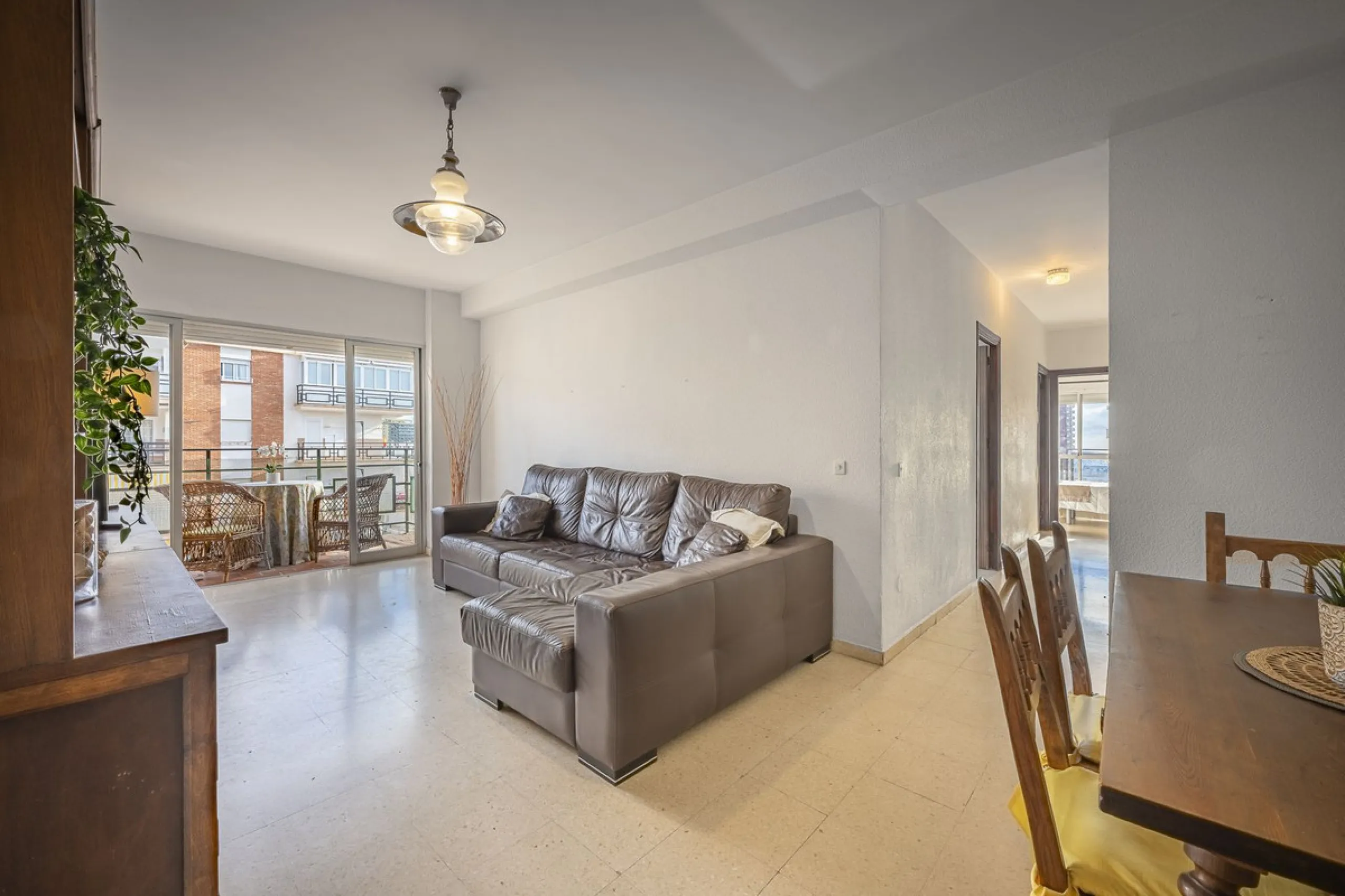 Discover this bright, top-floor apartment with a privileged orientation offering panoramic views of the sea, mountains, and the town of Fuengirola.