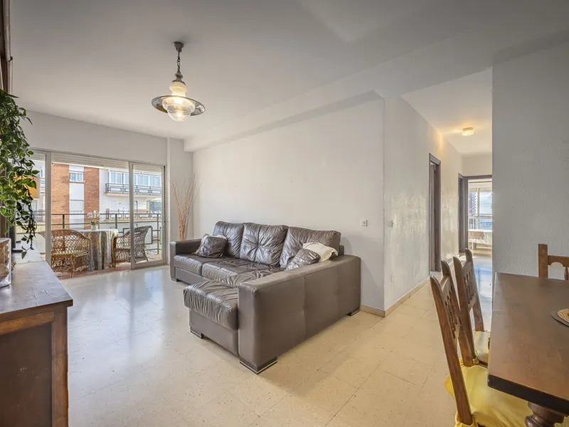 Discover this bright, top-floor apartment with a privileged orientation offering panoramic views of the sea, mountains, and the town of Fuengirola.