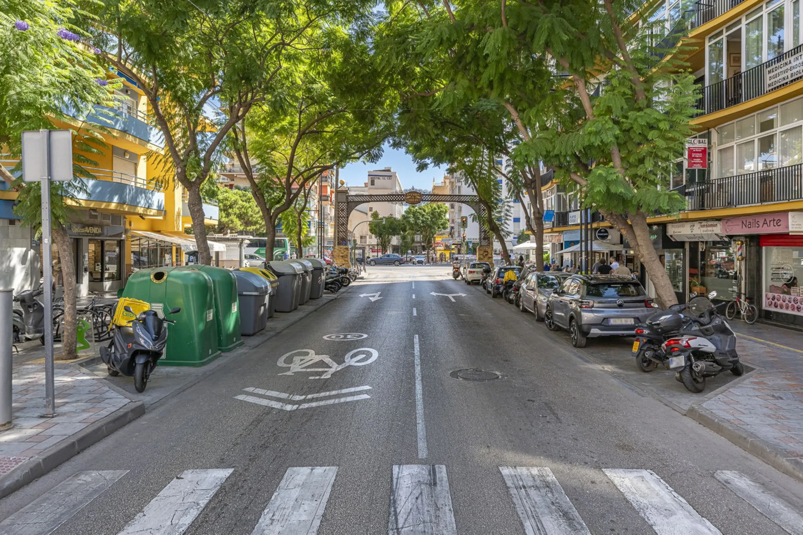 Discover this bright, top-floor apartment with a privileged orientation offering panoramic views of the sea, mountains, and the town of Fuengirola.