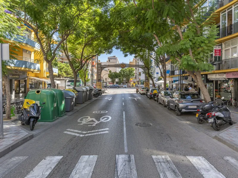 Discover this bright, top-floor apartment with a privileged orientation offering panoramic views of the sea, mountains, and the town of Fuengirola.
