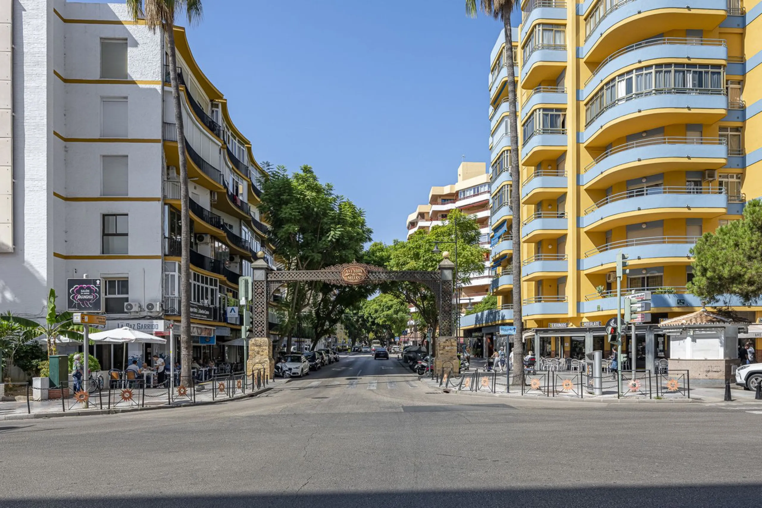 Discover this bright, top-floor apartment with a privileged orientation offering panoramic views of the sea, mountains, and the town of Fuengirola.