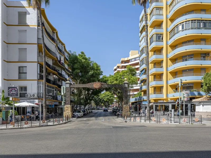Discover this bright, top-floor apartment with a privileged orientation offering panoramic views of the sea, mountains, and the town of Fuengirola.