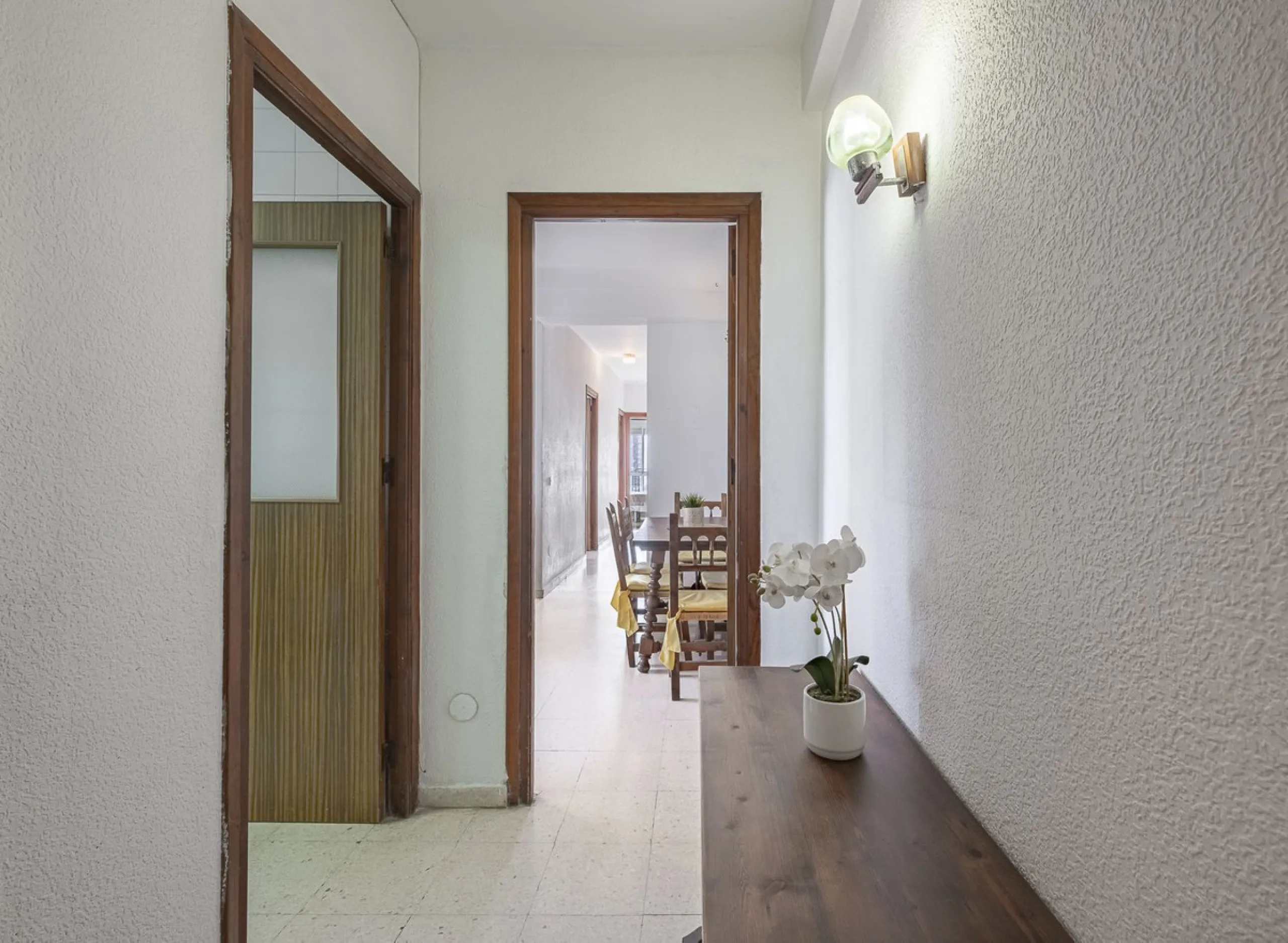 Discover this bright, top-floor apartment with a privileged orientation offering panoramic views of the sea, mountains, and the town of Fuengirola.