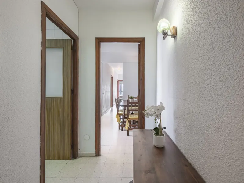 Discover this bright, top-floor apartment with a privileged orientation offering panoramic views of the sea, mountains, and the town of Fuengirola.
