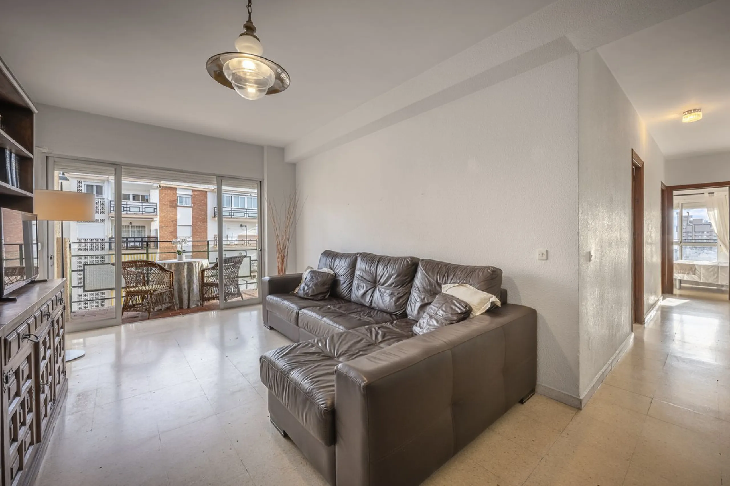 Discover this bright, top-floor apartment with a privileged orientation offering panoramic views of the sea, mountains, and the town of Fuengirola.
