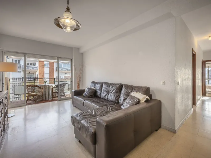 Discover this bright, top-floor apartment with a privileged orientation offering panoramic views of the sea, mountains, and the town of Fuengirola.