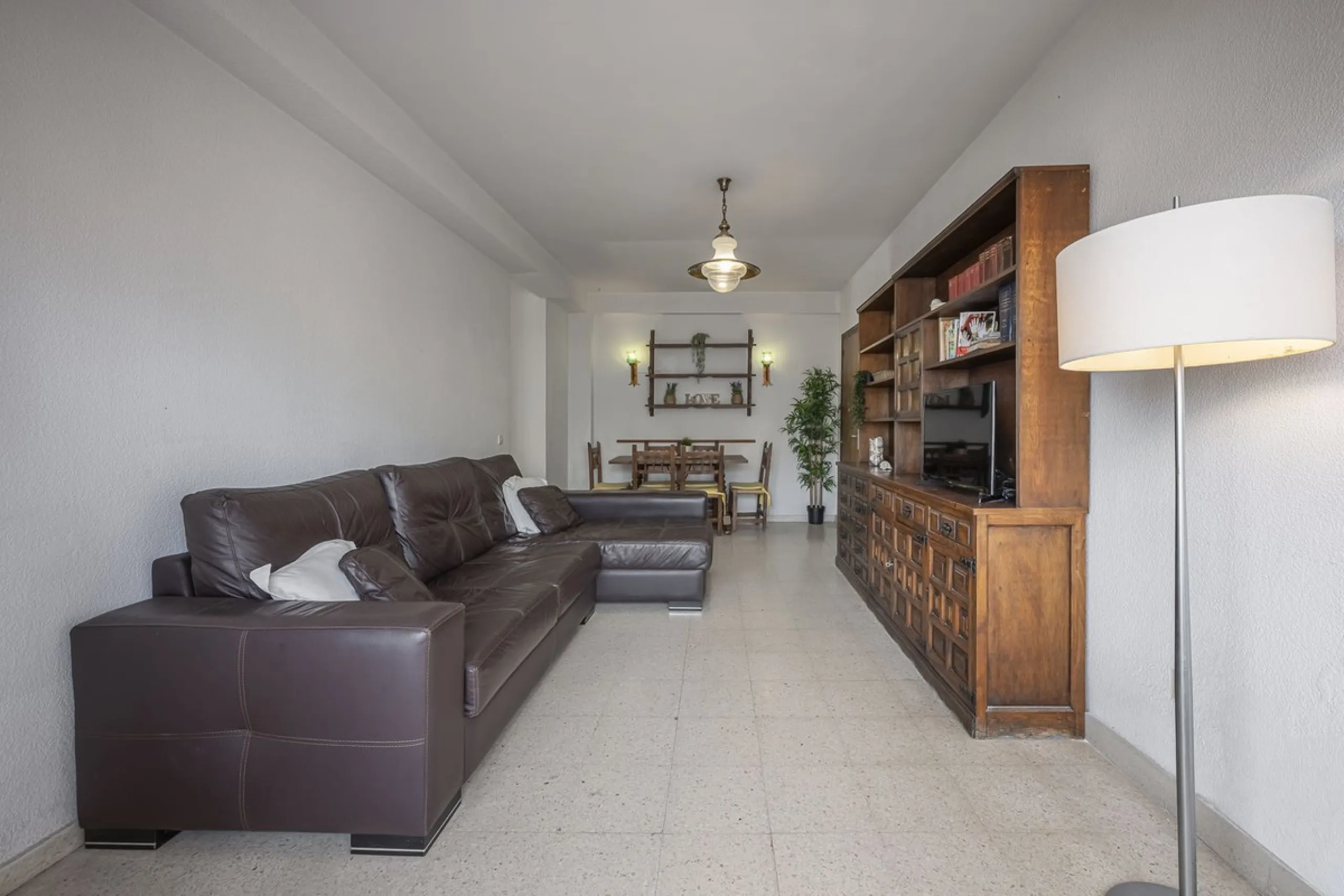 Discover this bright, top-floor apartment with a privileged orientation offering panoramic views of the sea, mountains, and the town of Fuengirola.