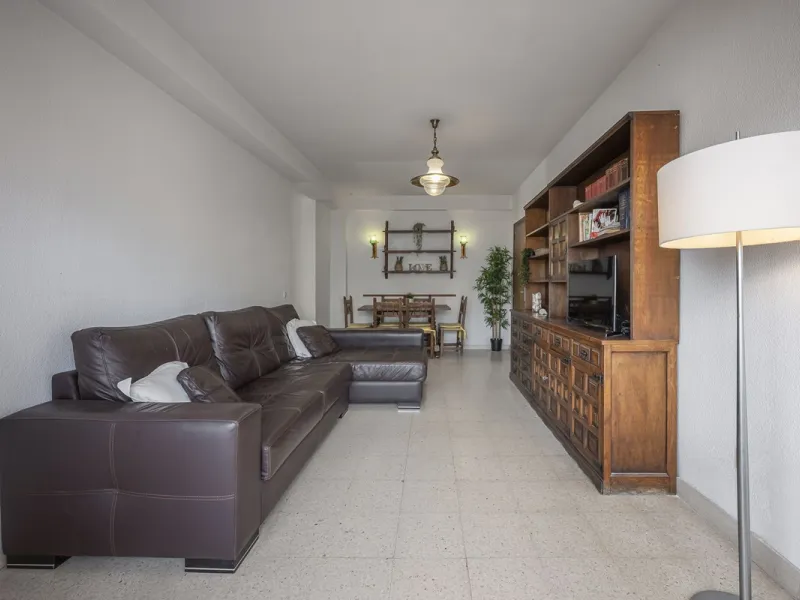 Discover this bright, top-floor apartment with a privileged orientation offering panoramic views of the sea, mountains, and the town of Fuengirola.