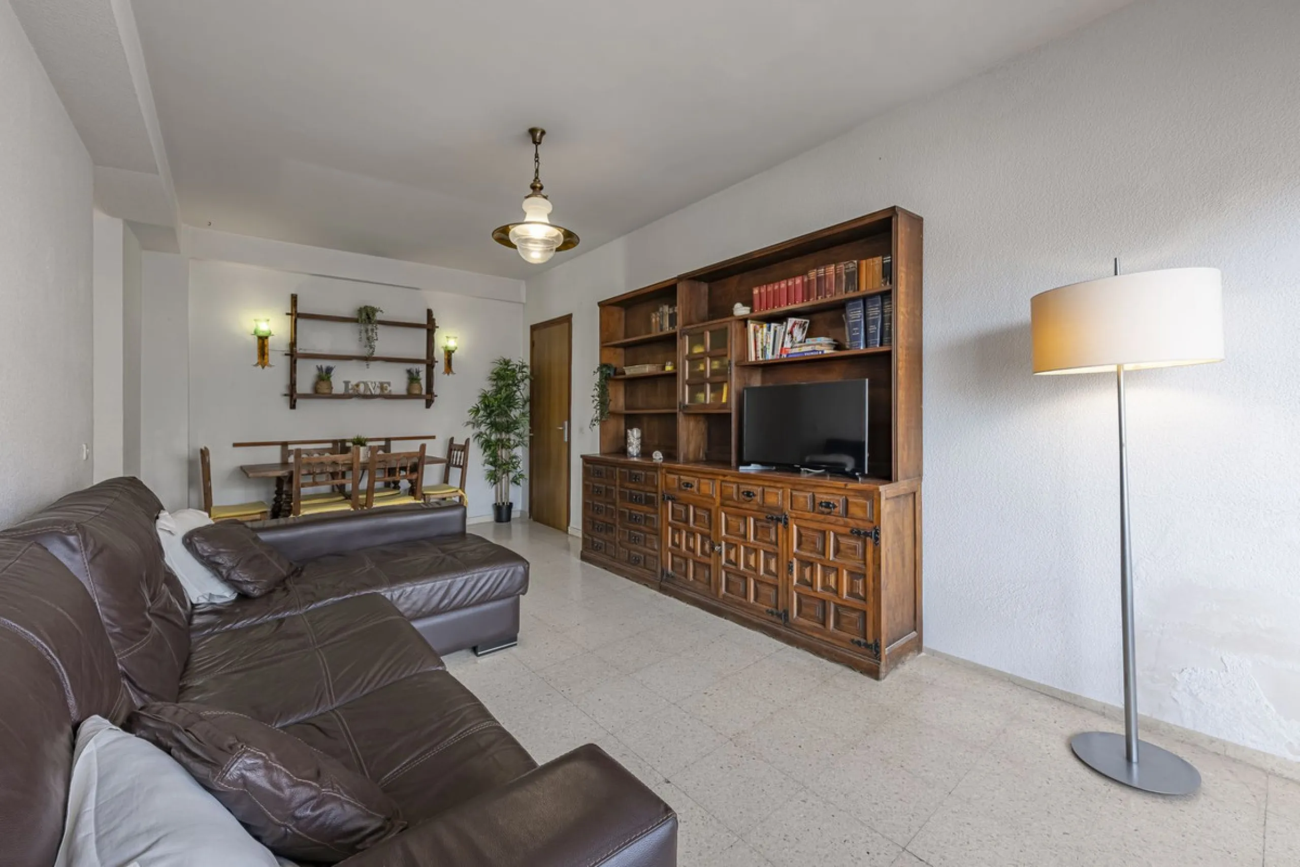 Discover this bright, top-floor apartment with a privileged orientation offering panoramic views of the sea, mountains, and the town of Fuengirola.