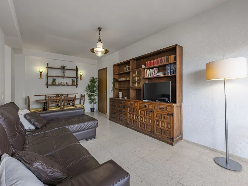 Discover this bright, top-floor apartment with a privileged orientation offering panoramic views of the sea, mountains, and the town of Fuengirola.