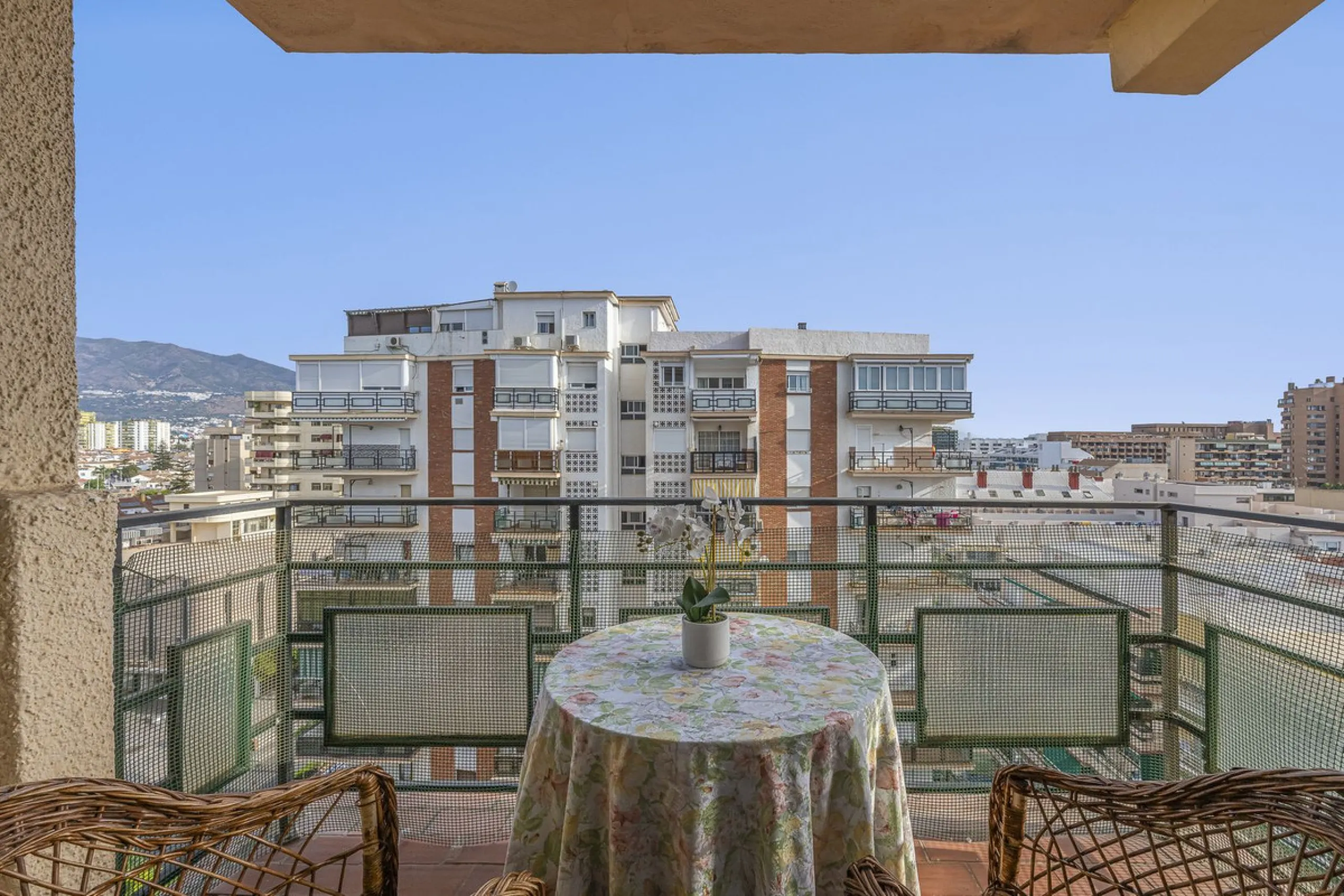 Discover this bright, top-floor apartment with a privileged orientation offering panoramic views of the sea, mountains, and the town of Fuengirola.