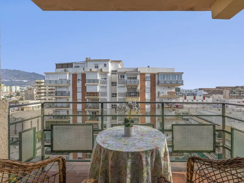 Discover this bright, top-floor apartment with a privileged orientation offering panoramic views of the sea, mountains, and the town of Fuengirola.