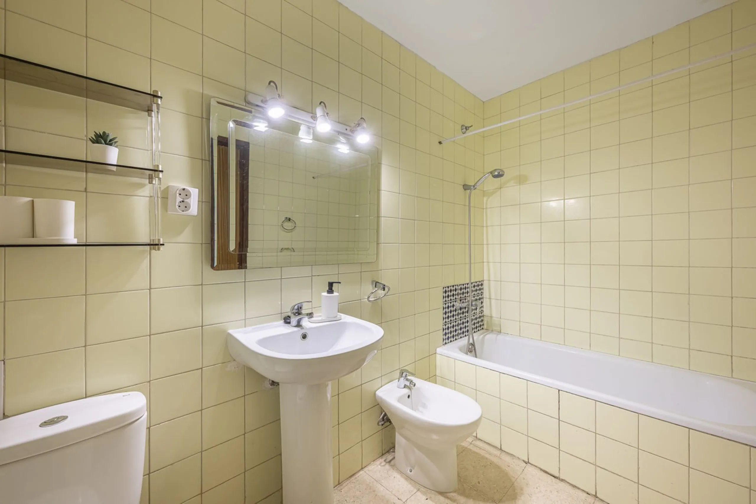 Discover this bright, top-floor apartment with a privileged orientation offering panoramic views of the sea, mountains, and the town of Fuengirola.