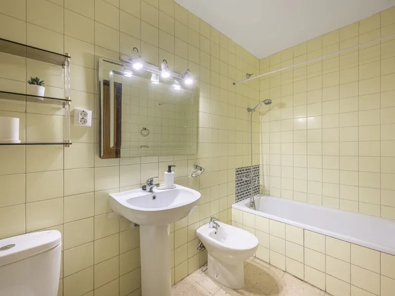 Discover this bright, top-floor apartment with a privileged orientation offering panoramic views of the sea, mountains, and the town of Fuengirola.