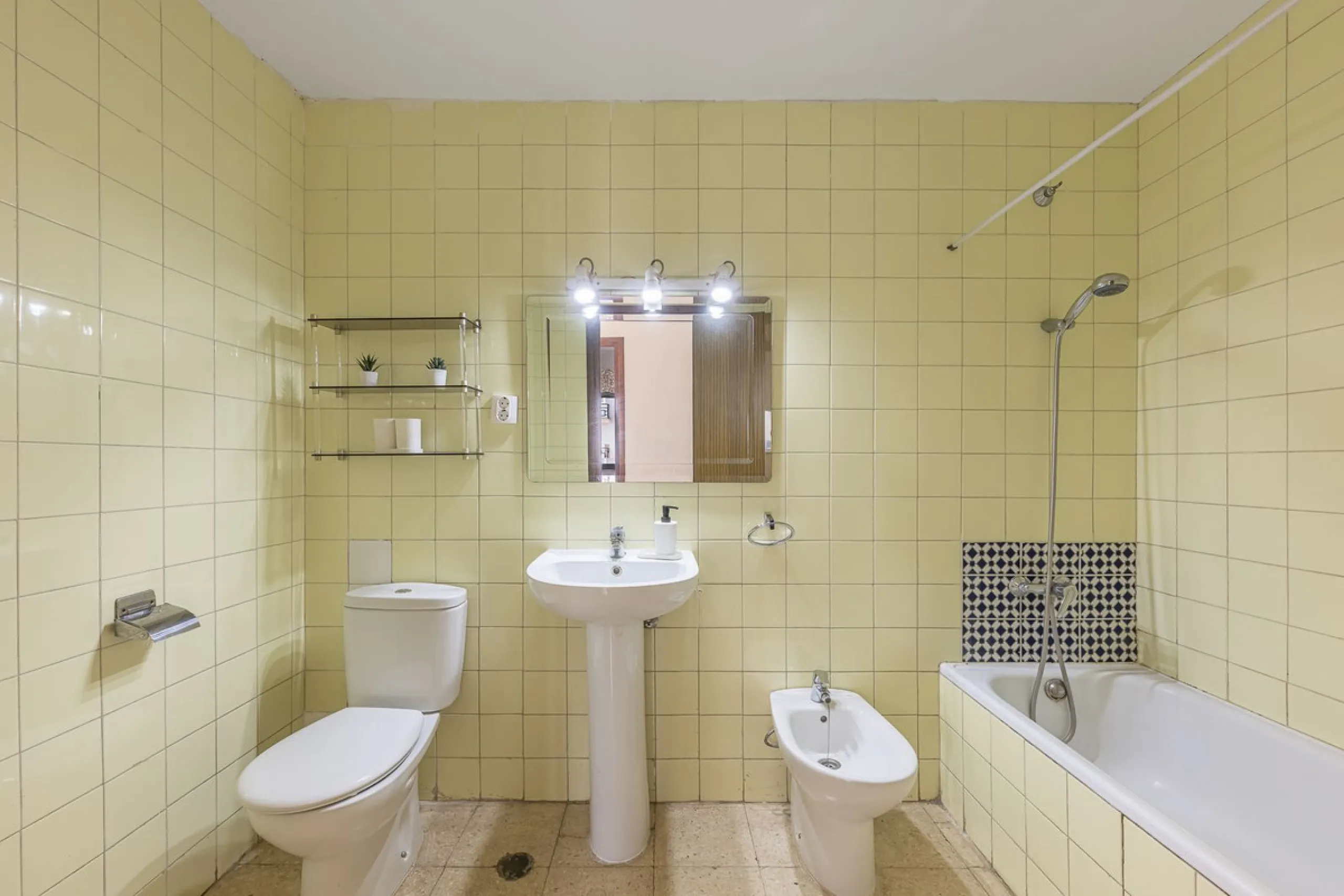Discover this bright, top-floor apartment with a privileged orientation offering panoramic views of the sea, mountains, and the town of Fuengirola.