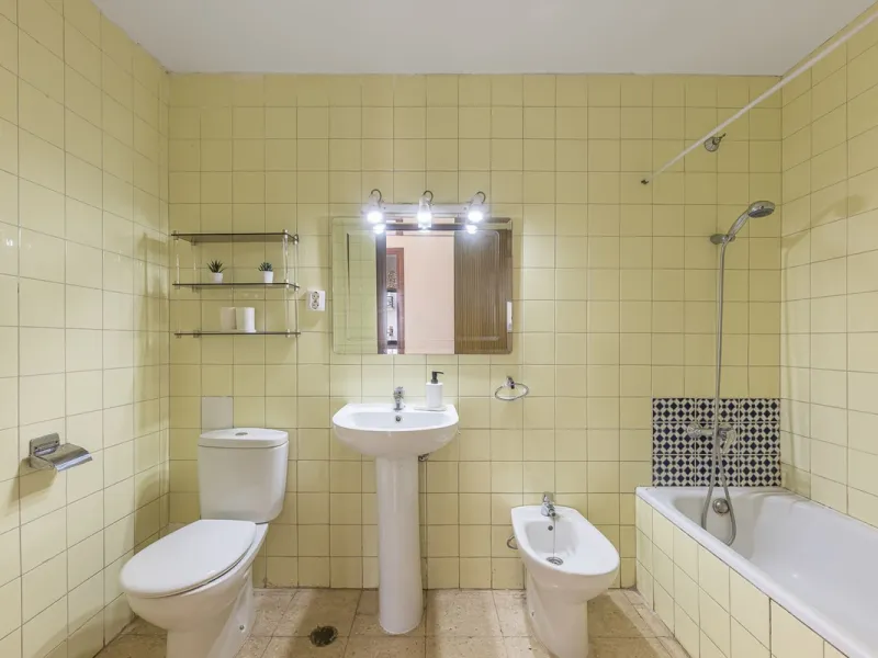 Discover this bright, top-floor apartment with a privileged orientation offering panoramic views of the sea, mountains, and the town of Fuengirola.