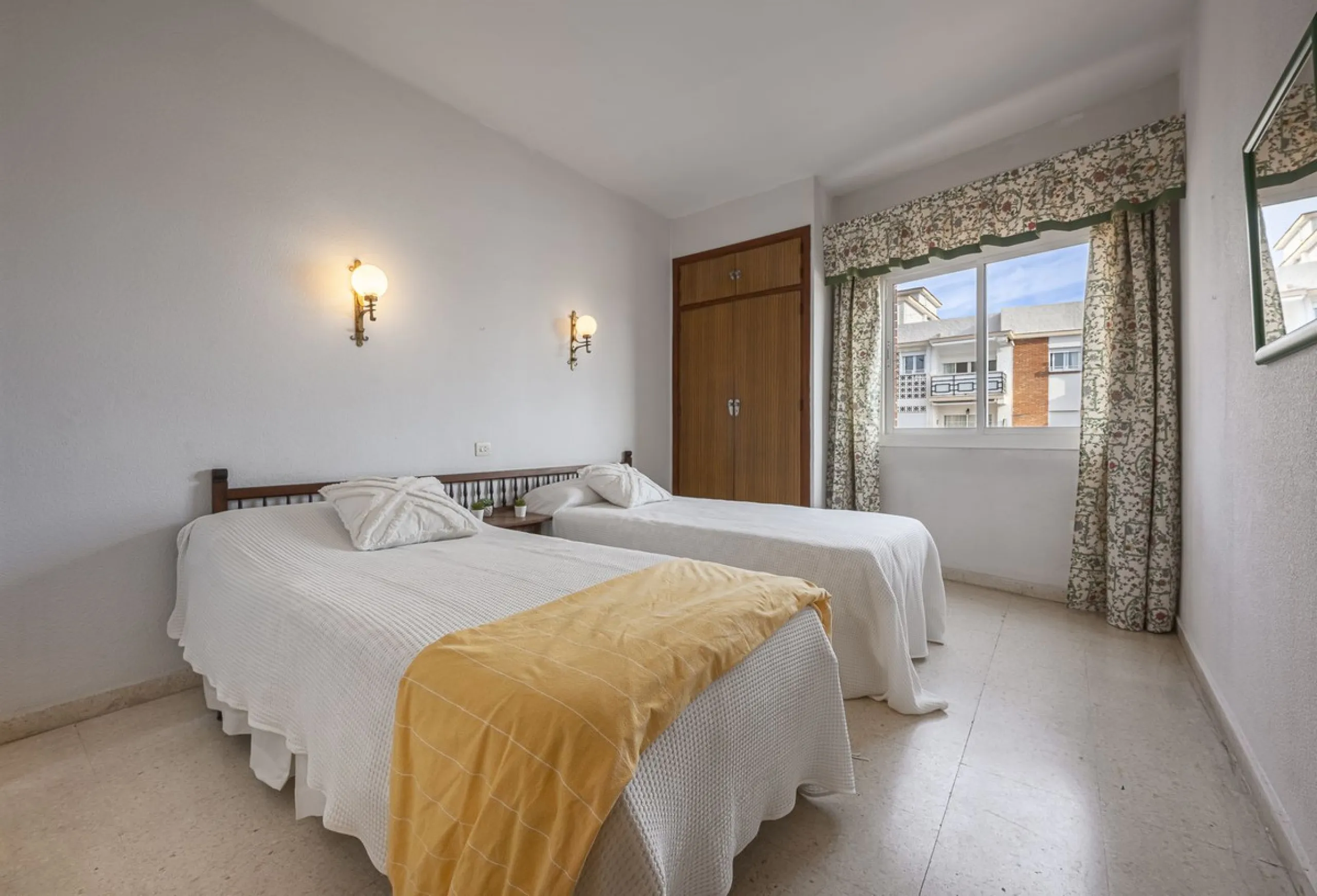 Discover this bright, top-floor apartment with a privileged orientation offering panoramic views of the sea, mountains, and the town of Fuengirola.