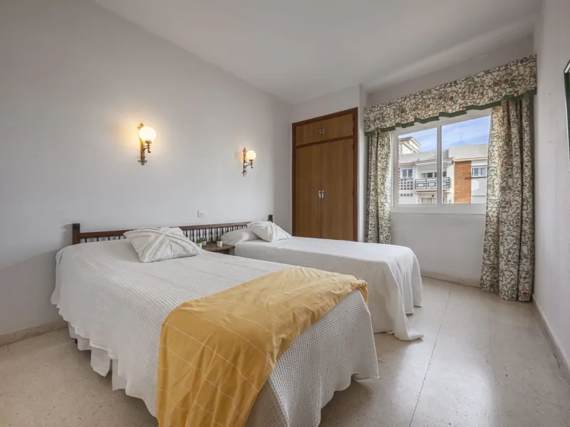 Discover this bright, top-floor apartment with a privileged orientation offering panoramic views of the sea, mountains, and the town of Fuengirola.
