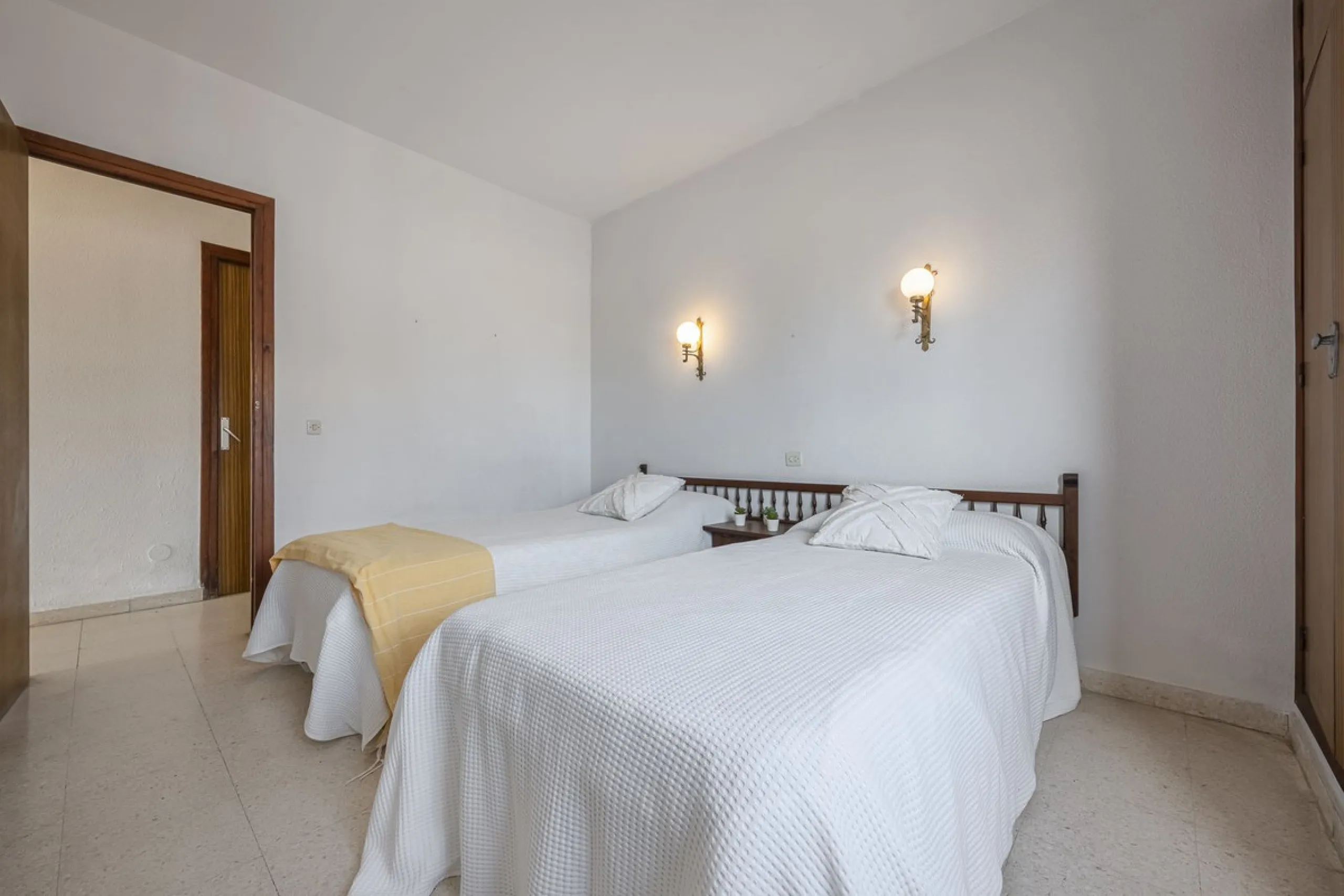 Discover this bright, top-floor apartment with a privileged orientation offering panoramic views of the sea, mountains, and the town of Fuengirola.
