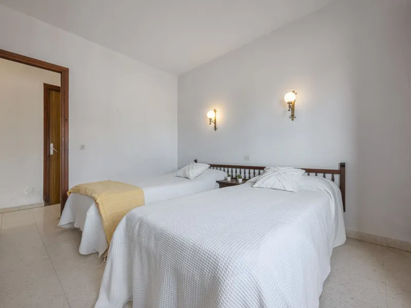 Discover this bright, top-floor apartment with a privileged orientation offering panoramic views of the sea, mountains, and the town of Fuengirola.