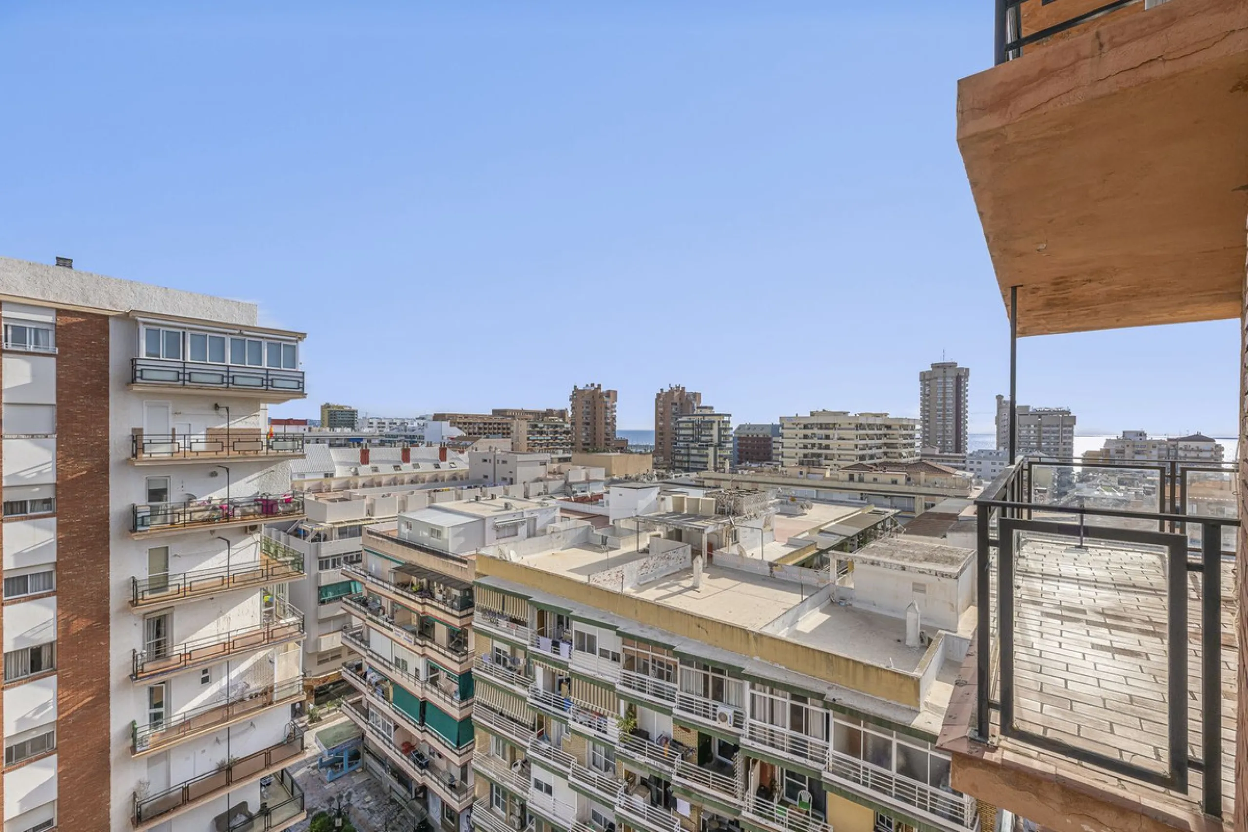 Discover this bright, top-floor apartment with a privileged orientation offering panoramic views of the sea, mountains, and the town of Fuengirola.