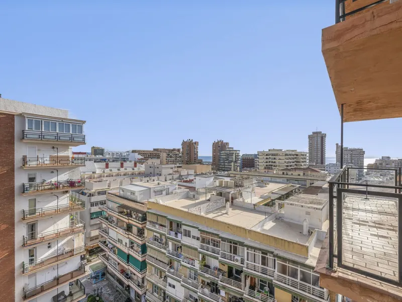Discover this bright, top-floor apartment with a privileged orientation offering panoramic views of the sea, mountains, and the town of Fuengirola.
