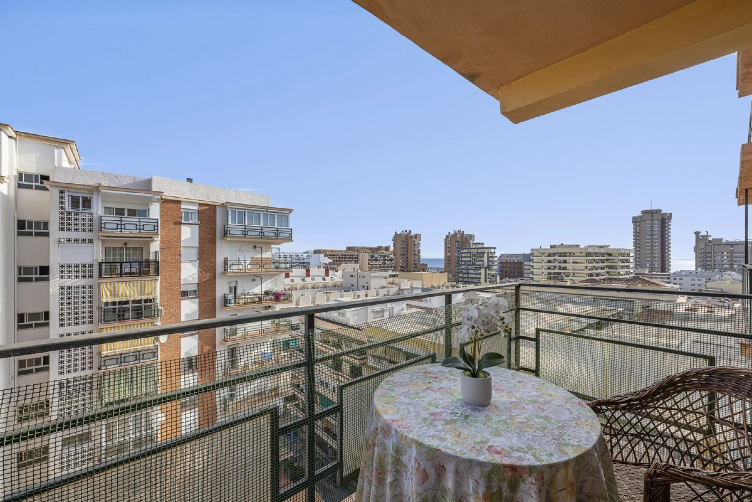 Discover this bright, top-floor apartment with a privileged orientation offering panoramic views of the sea, mountains, and the town of Fuengirola.