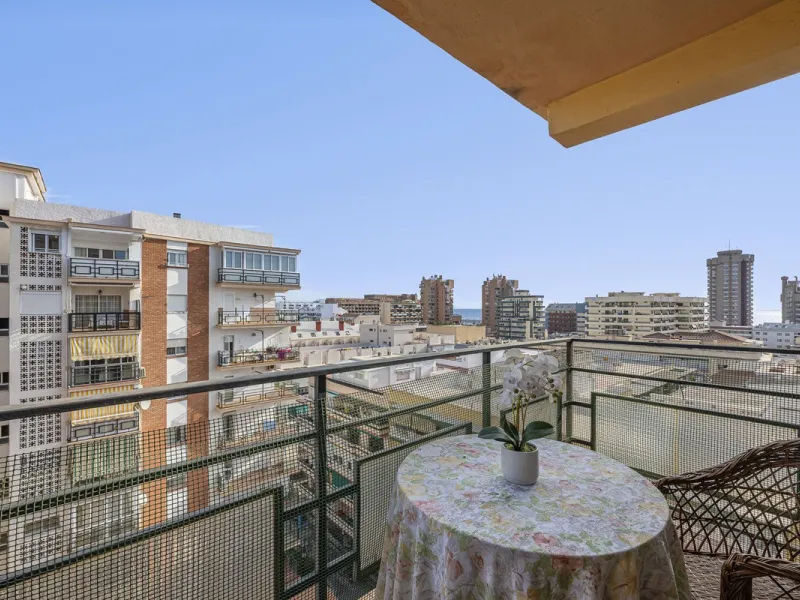 Discover this bright, top-floor apartment with a privileged orientation offering panoramic views of the sea, mountains, and the town of Fuengirola.
