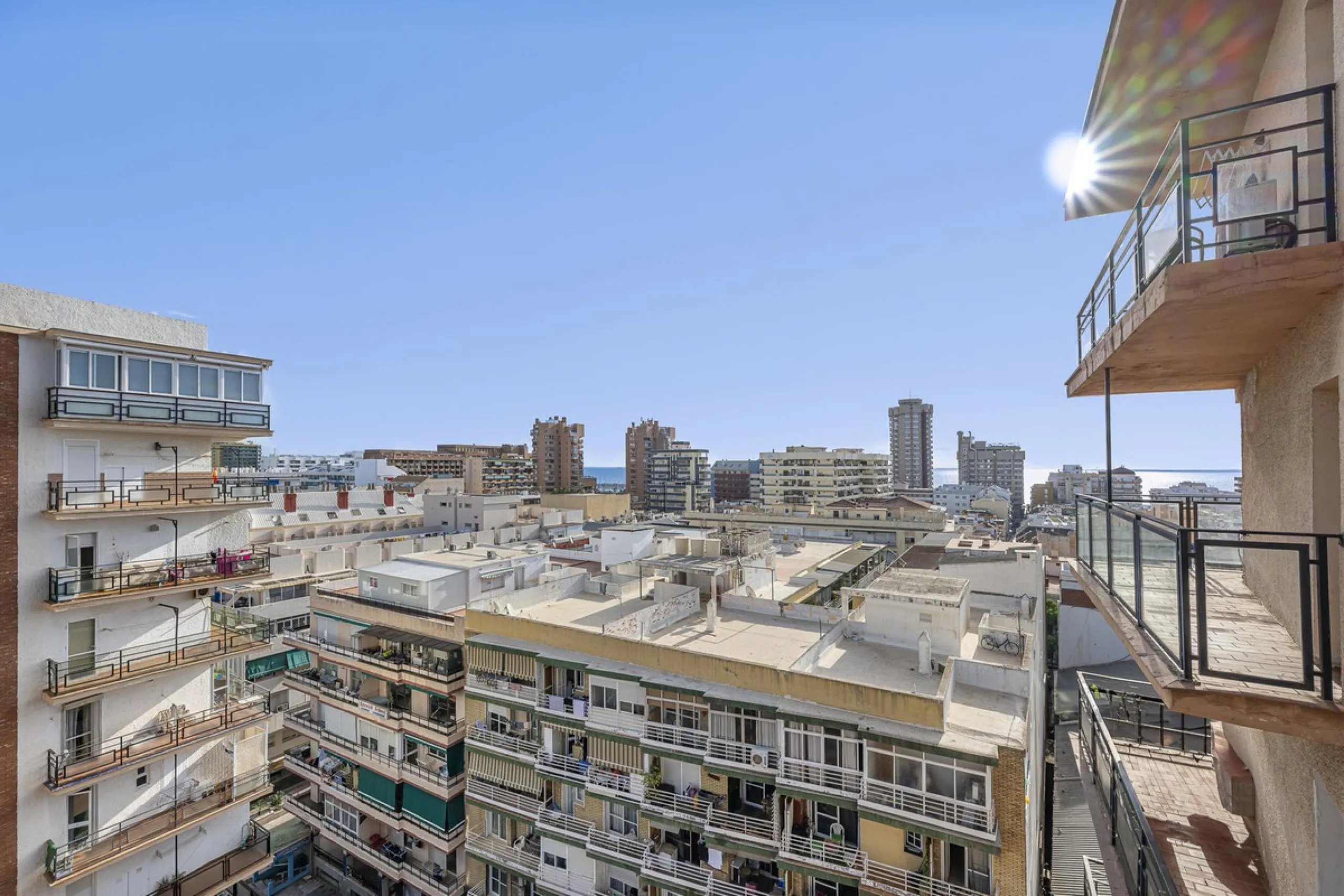 Discover this bright, top-floor apartment with a privileged orientation offering panoramic views of the sea, mountains, and the town of Fuengirola.