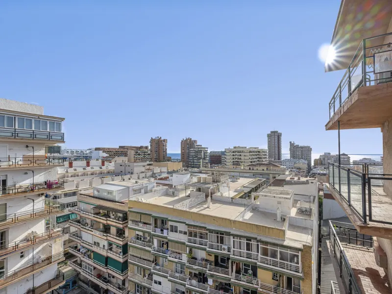 Discover this bright, top-floor apartment with a privileged orientation offering panoramic views of the sea, mountains, and the town of Fuengirola.
