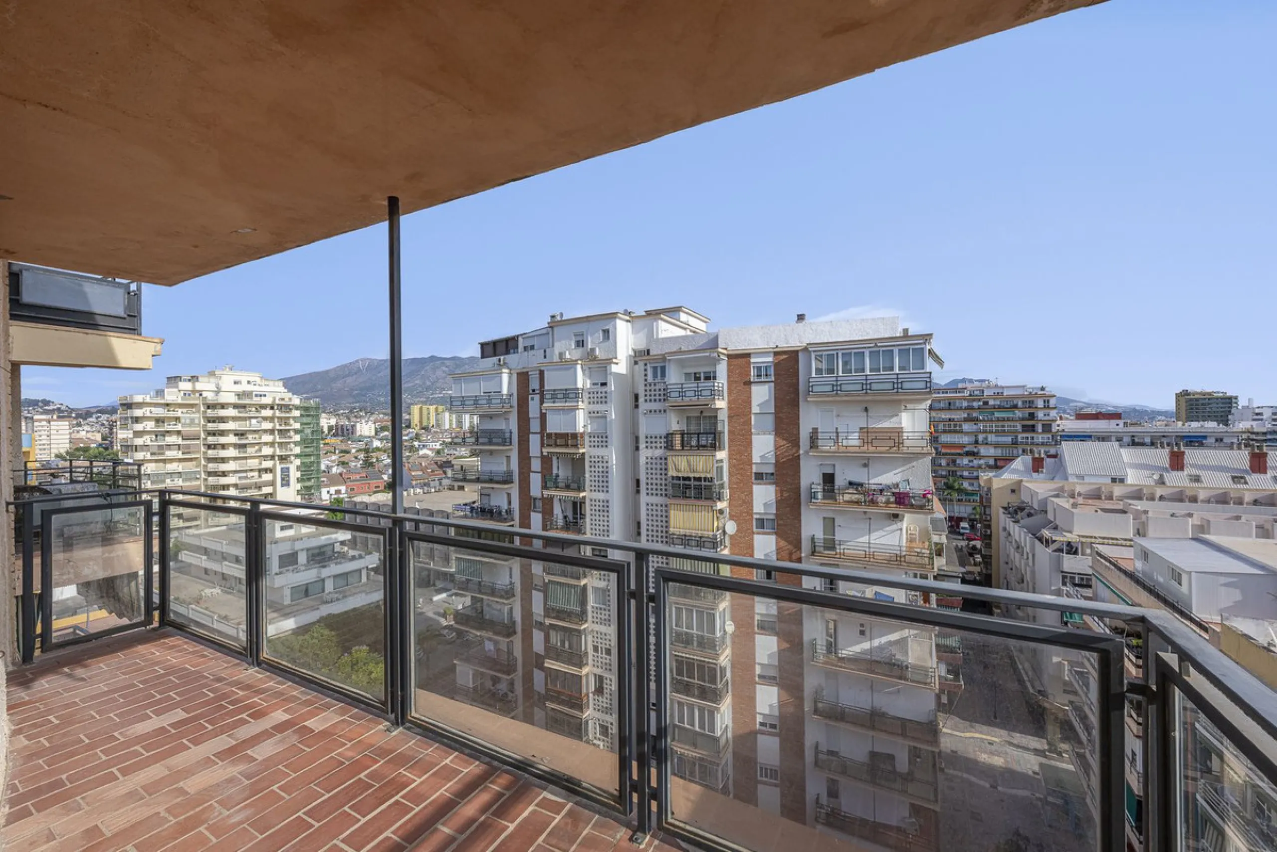 Discover this bright, top-floor apartment with a privileged orientation offering panoramic views of the sea, mountains, and the town of Fuengirola.