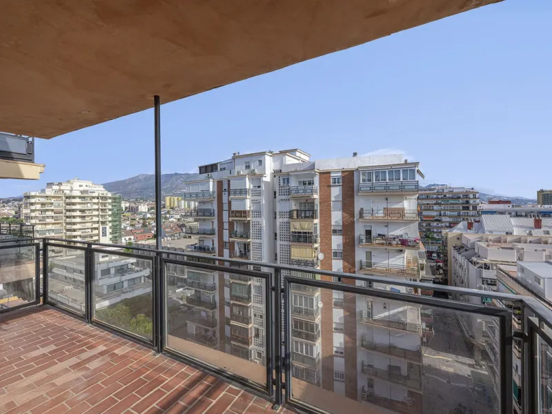 Discover this bright, top-floor apartment with a privileged orientation offering panoramic views of the sea, mountains, and the town of Fuengirola.