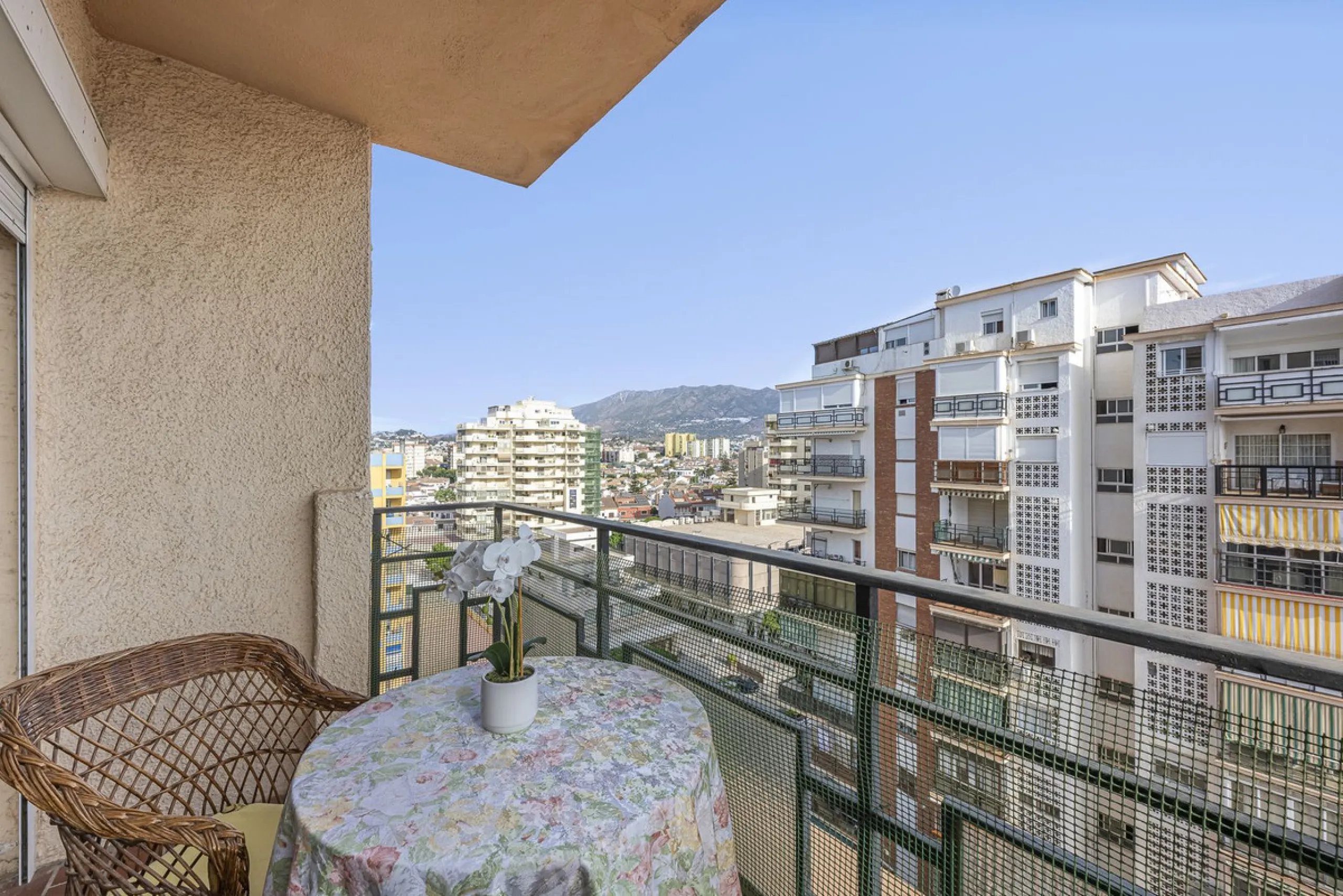 Discover this bright, top-floor apartment with a privileged orientation offering panoramic views of the sea, mountains, and the town of Fuengirola.
