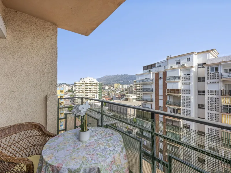 Discover this bright, top-floor apartment with a privileged orientation offering panoramic views of the sea, mountains, and the town of Fuengirola.