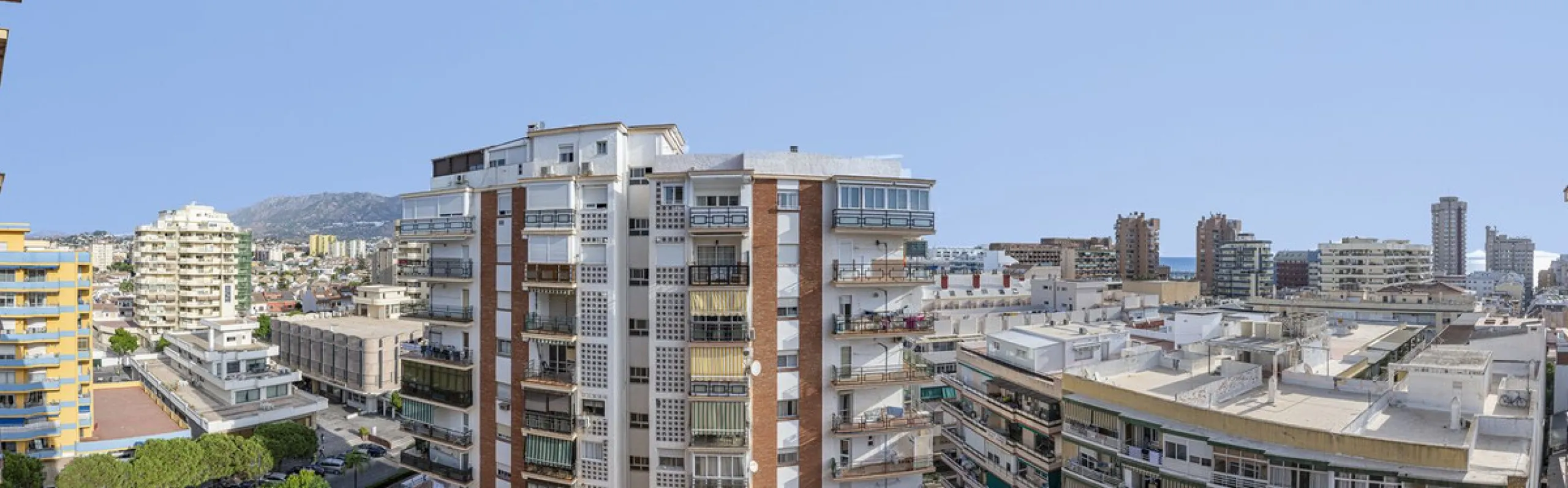 Discover this bright, top-floor apartment with a privileged orientation offering panoramic views of the sea, mountains, and the town of Fuengirola.