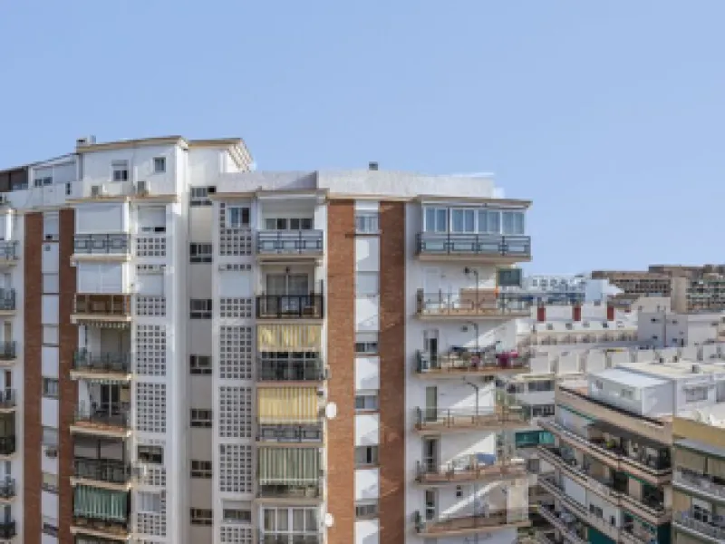 Discover this bright, top-floor apartment with a privileged orientation offering panoramic views of the sea, mountains, and the town of Fuengirola.