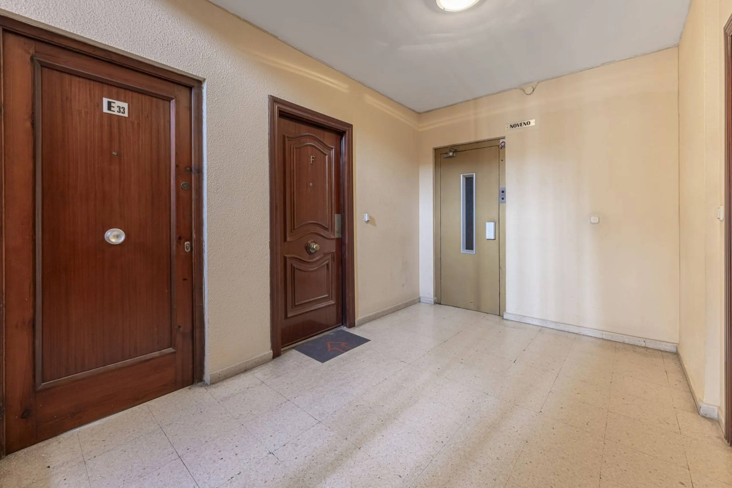 Discover this bright, top-floor apartment with a privileged orientation offering panoramic views of the sea, mountains, and the town of Fuengirola.
