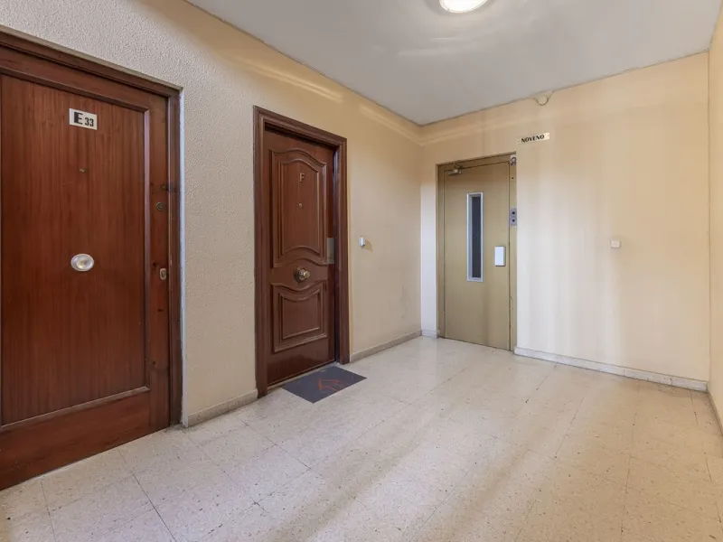 Discover this bright, top-floor apartment with a privileged orientation offering panoramic views of the sea, mountains, and the town of Fuengirola.